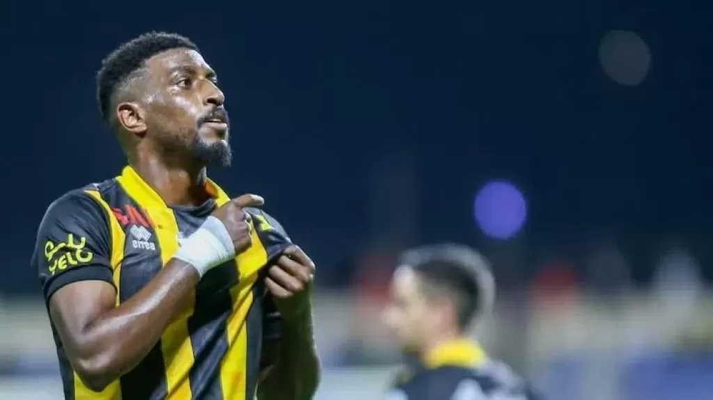 عودة النجم المفقود: أحمد شراحيلي يعود إلى اتحاد جدة بعد غياب طويل