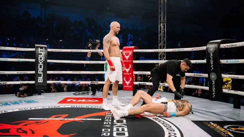 كونور كوك يحقق فوزًا مذهلًا على تايلور في بطولة BKFC