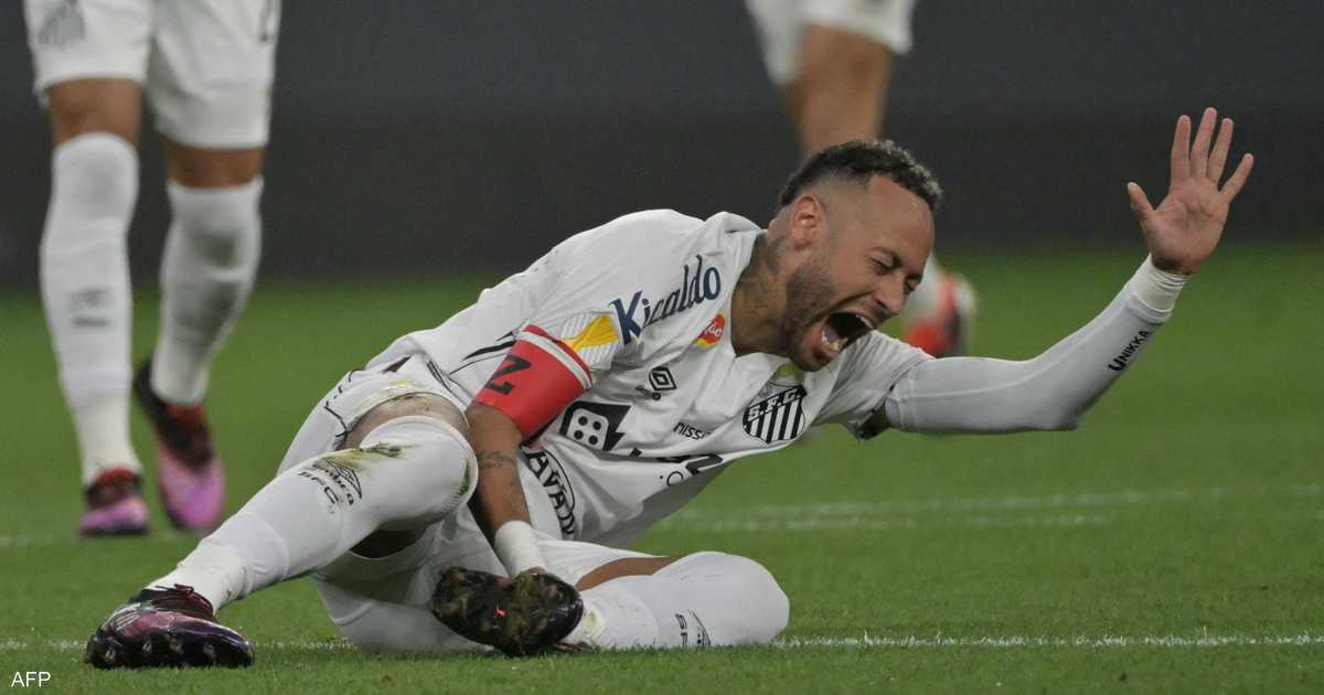 مازال يبكي.. نيمار يغادر الملعب باكيا بعد إصابة في الفخذ
